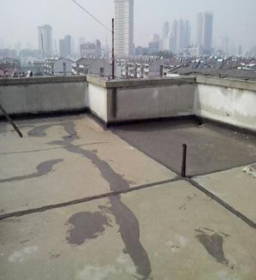 鹰手营漏水维修 楼顶漏水是什么原因，楼顶漏水维修方法是什么?